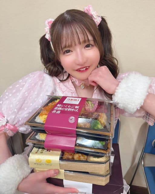 「ちゃんと名前書いたかな？」大食いアイドル・もえあず、かわいい笑顔で”ぜんぶひとりじめ”ショットを公開！