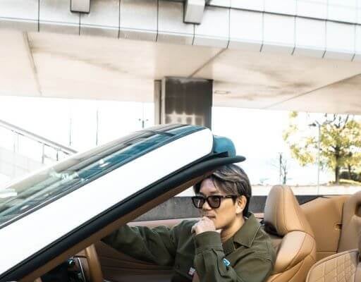 皇治、ラグジュアリーなオープンカーで登場！サングラスでキメる最強ショット！