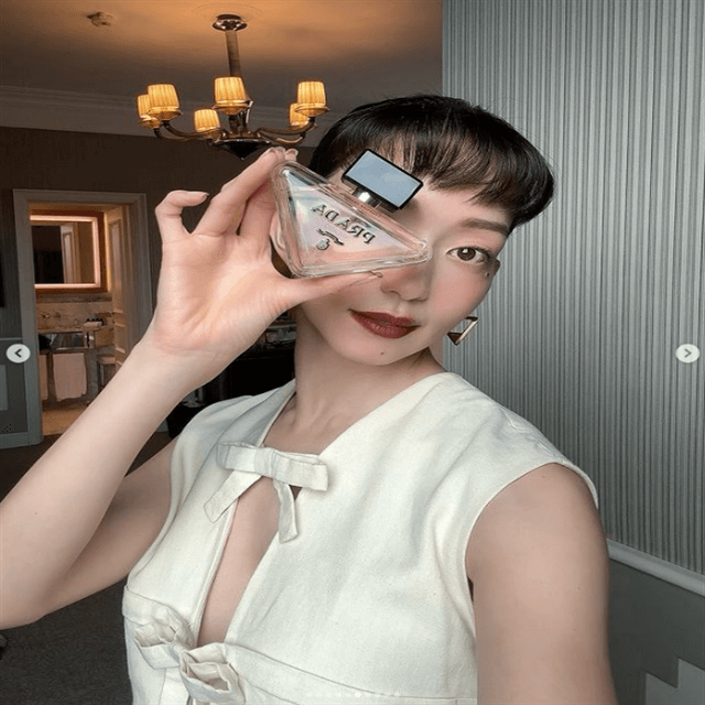 人気モデル 松島花「INプラダコレクション」！胸元が眩しいフォトも公開しファン「和製ヘップバーンみたい」