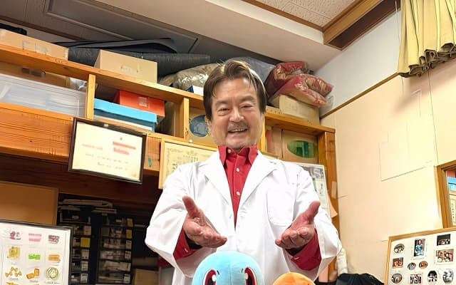 「オーワダ博士だ」大和田伸也の最新”ぬい活”ショットに癒されるファン続出！