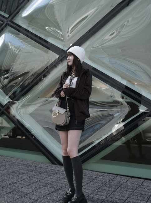 「ニット帽×ミニ=無敵」あの美人モデルの秋コーデ披露に、ファン一同が高揚！