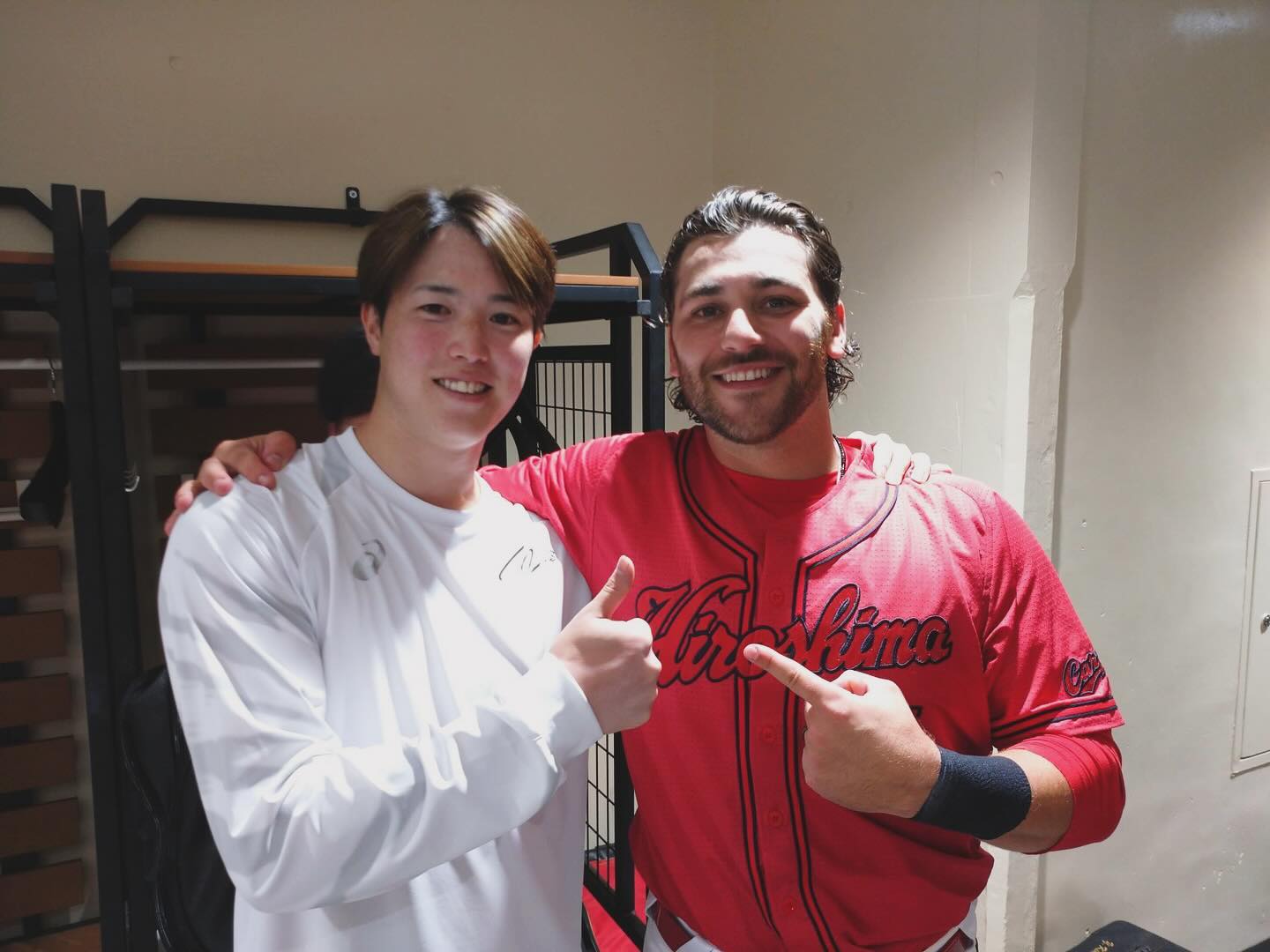 広島・森下暢仁が7勝目を飾る！勝利貢献のシャイナーと腕組み2Sを公開