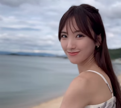 「笑顔と長い髪が素敵」人気レースクイーン、バルコニーで魅せた”夏の始まり・ムービー”にファンときめく！「夏だね」