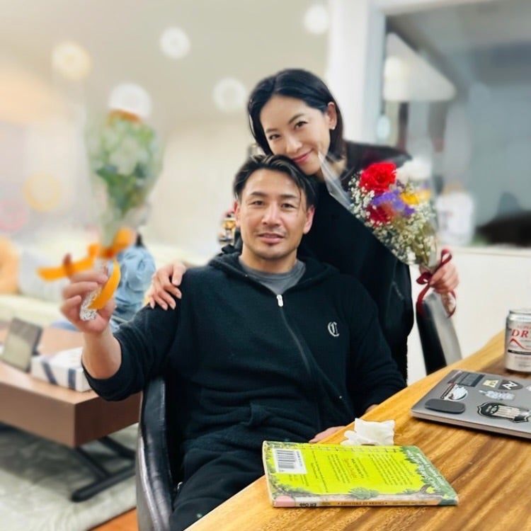 魔裟斗＆矢沢心、花束と笑顔の“結婚19年”記念ショットが話題