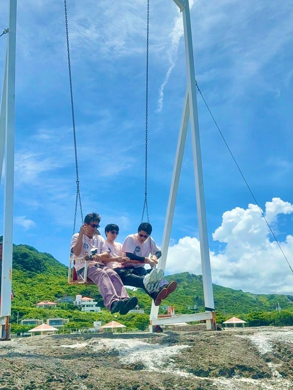 鈴木亮平が「沖縄BBQミッション」で江口洋介と3人ブランコに挑戦！結果は…