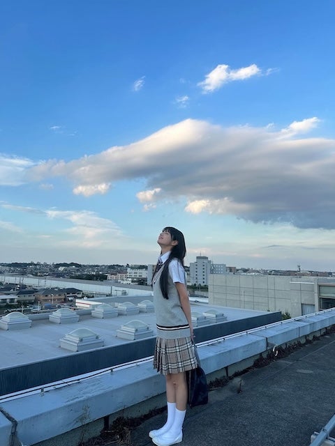 向井怜衣、屋上で美しい空を満喫「最近空きれいじゃない？」