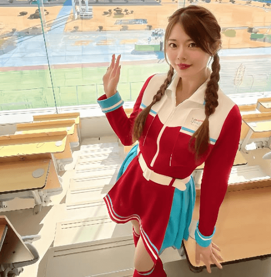 「めちゃくちゃかわええ」おさげのレースアンバサダー、競輪場で見せた”エンジェルショット”にファン心が弾む！「コスいいネ」