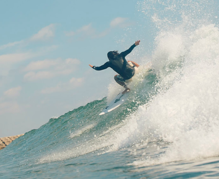 田中大貴、ツインフィンで魅せた！小波を切り裂くダイナミックなサーフィン