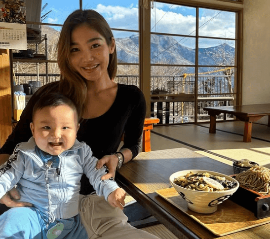 「2人とも可愛い…」美女ママのムエタイ選手、山に雲かかる”大パノラマの名地ショット”を披露しファンをヒーリング