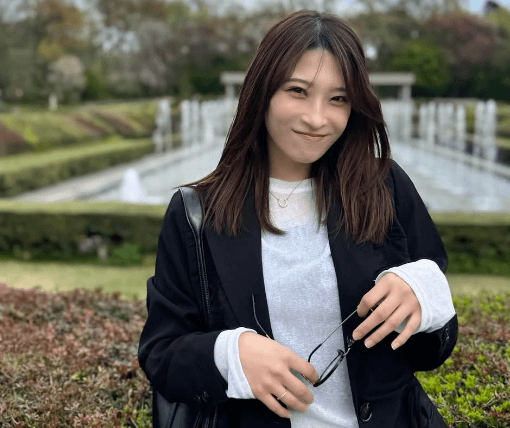 「笑顔がかわいい、美人です」美女タレント、噴水も呼応する”ロマンティック・ショット”を披露！めんこいと話題に「モデルさんや」