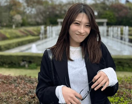 「笑顔がかわいい、美人です」美女タレント、噴水も呼応する”ロマンティック・ショット”を披露！めんこいと話題に「モデルさんや」