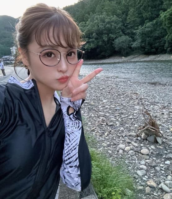 タレント 鈴木奈々 可愛いピース写真を公開！