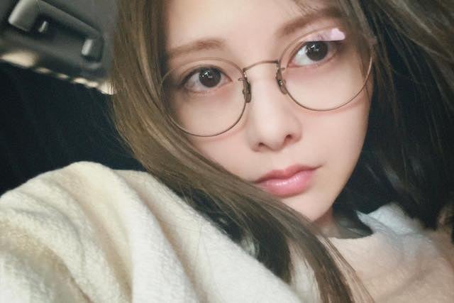 白石麻衣が突然の顔面アップ写真を公開！「メガネまいやん素敵」
