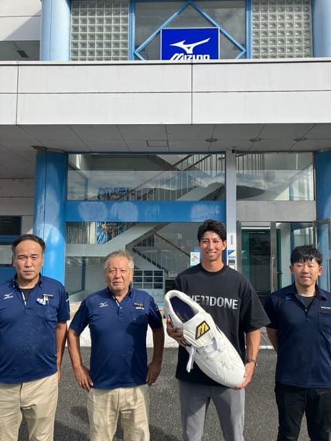 元千葉ロッテ 福田秀平がお世話になったスパイク工場に現役引退を報告