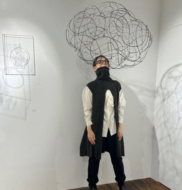 石田ゆり子が「intermunda 世界の間」でワイヤーアートを楽しむ！