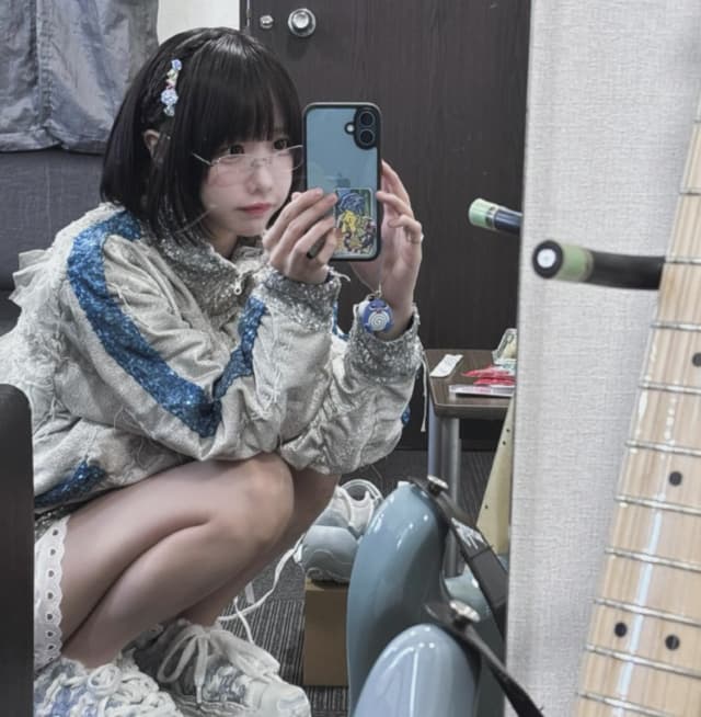 あのちゃんが自室で眼鏡姿の自撮り写真を投稿！レアショットにファンメロメロ