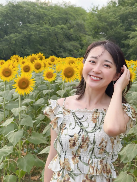 可愛すぎるヒマワリスマイルにキュンキュン！TBS若林有子アナ、花畑の天使ショットに注目集まる