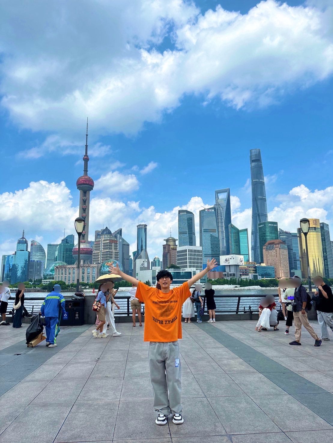 オーイシマサヨシ、上海の空の下で両手を広げる　海外での一枚が話題に