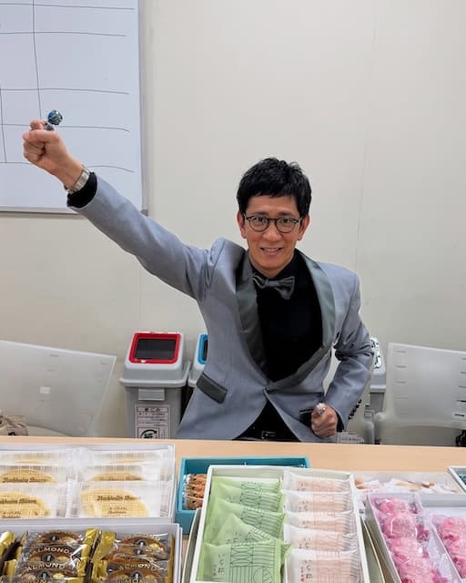 「ありがとうお菓子」アンタッチャブル柴田、大量のお菓子を前に嬉しそうな笑顔を見せる