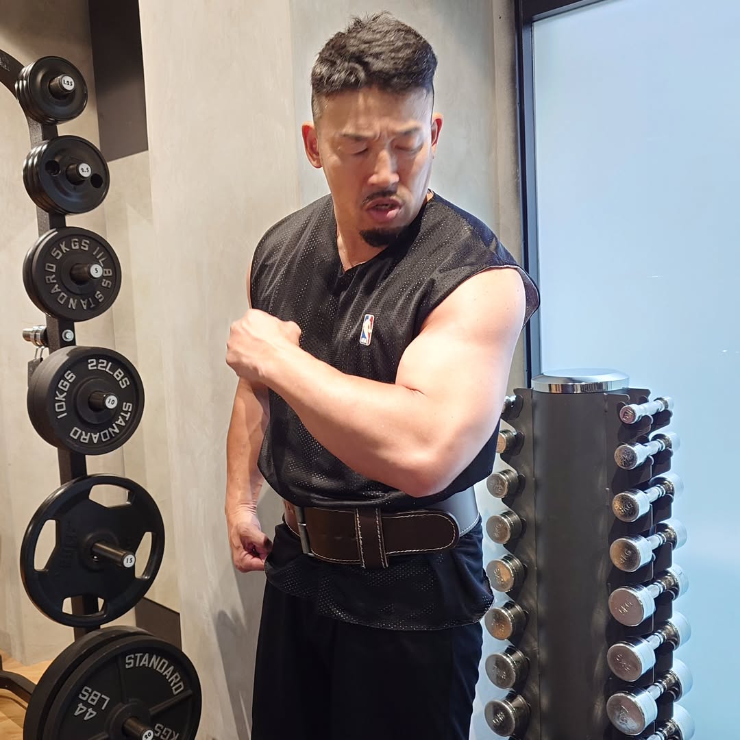 「まるでザクの肩のような仕上がり！」武蔵、トレーニング後のショットを公開