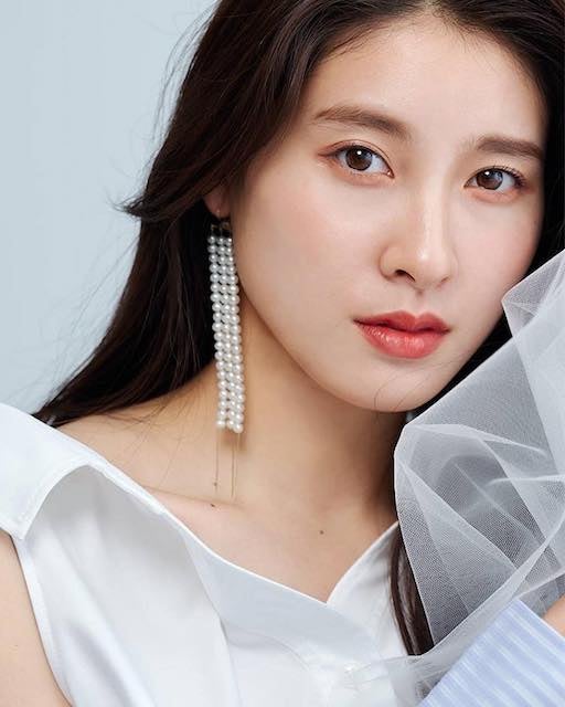 第1子妊娠中・土屋太鳳 表紙の写真を公開👀 「本屋さんでも一際目を引く綺麗さでした☺」