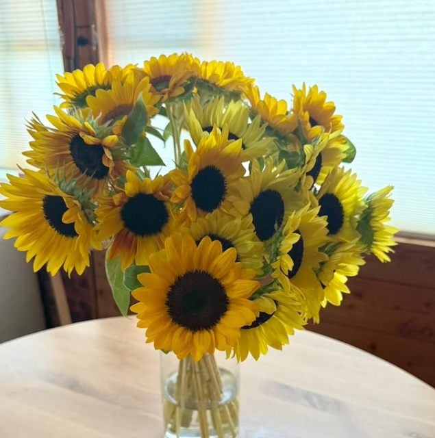 「娘とお花屋さんへ」小谷実可子、26周年結婚記念のひまわりブーケ