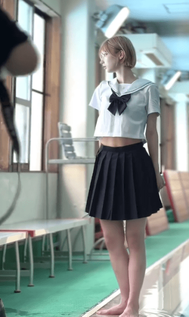 人気レイヤー・レイラ「ヘソ出しミニスカ制服」動画が可愛すぎると話題！