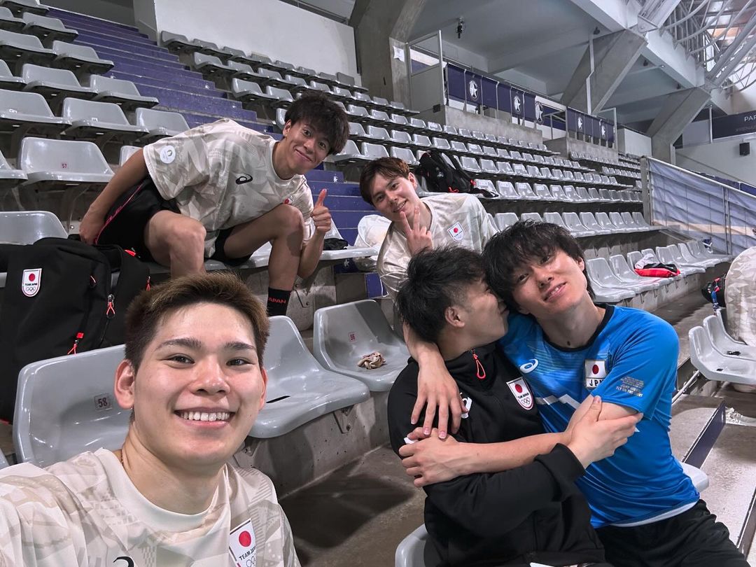 バレー日本代表“ダブル智大”がキス！？ファン騒然「カップルやん」「愛し合いすぎ」