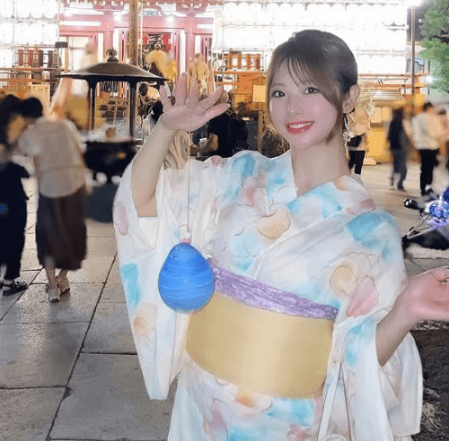 「付き合ってくれる？」人気モデル、水風船を持った夏祭りの”真夏の夜の夢・ショット”を披露しファン夢心地に！「浴衣姿は格別だよ、可愛い」