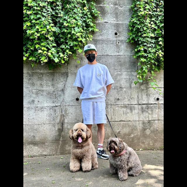 木村拓哉が愛犬との3ショットを投稿🐶撮影の合間に8000歩❗️