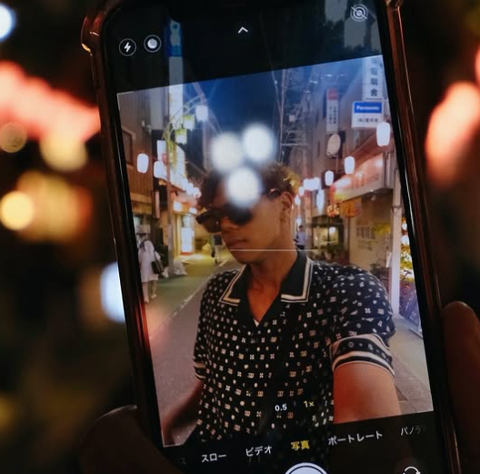 夜の街で魅せたお洒落感！村山豪、個性派コーデの「Backstreet drip」を披露