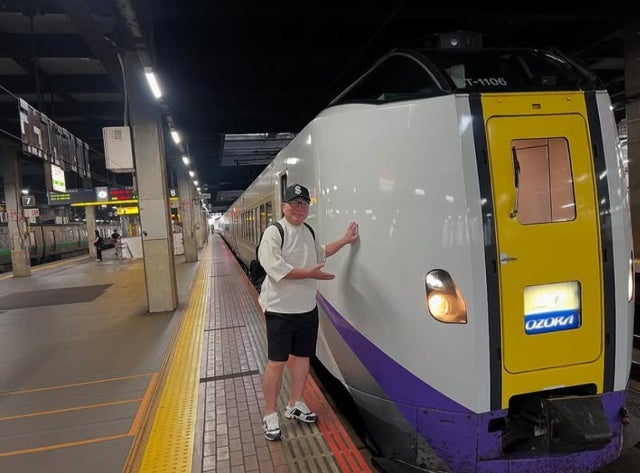 爽快な鉄道旅！元プロ野球・高木豊、北海道での出発ショット