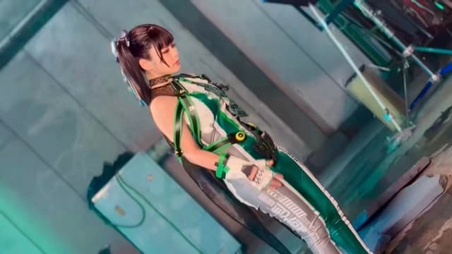 「オフショの映像もカッコイイ」東雲うみ、『Stellar Blade』コスプレ撮影のメイキング映像を公開！