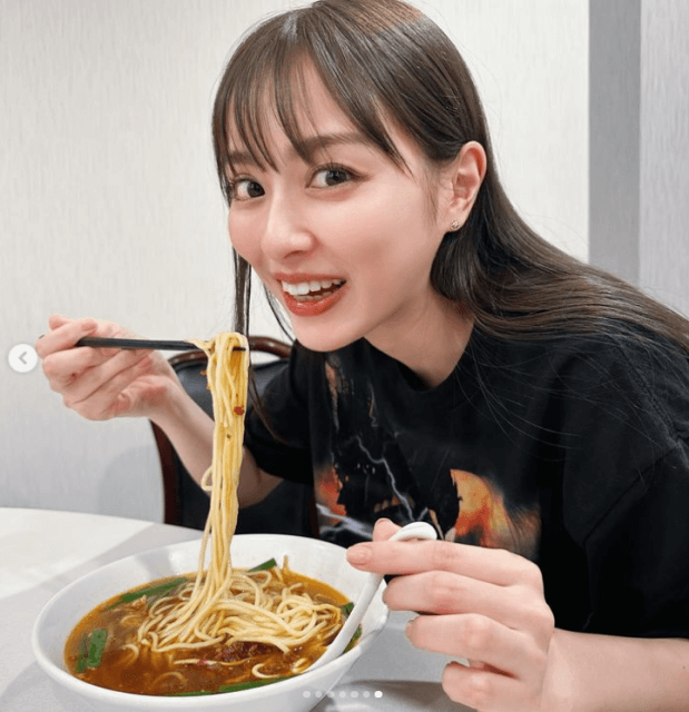 内田理央が“中華の名店”で激辛ラーメンと格闘！？「辛さで火を吹いて🔥」