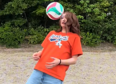 「なんでそんなかわいいのよ！」美女バレーボーラー、リフティングに挑戦！”美的なTRY MEムービー”にファン悶絶