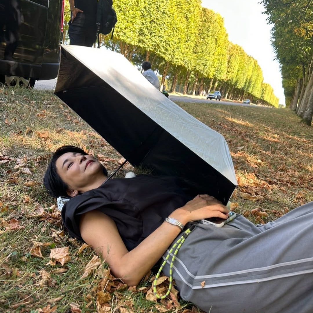 バイオリニストの高嶋ちさ子「軽い熱中症inヴェルサイユ」と投稿。並木道で横たわる姿にファン心配の声