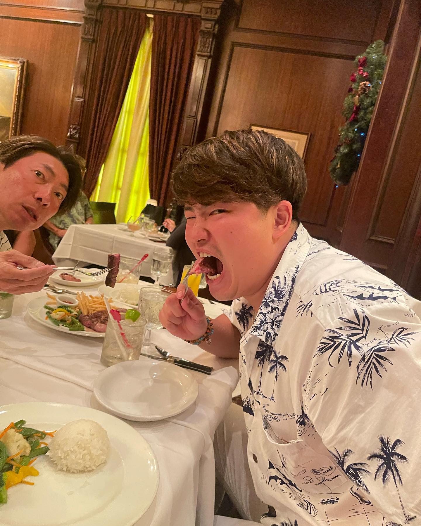 村上宗隆、高津監督らと豪快にステーキを頬張る姿に「いい食べっぷり😄」「みんなわんぱくだなぁ❤️」