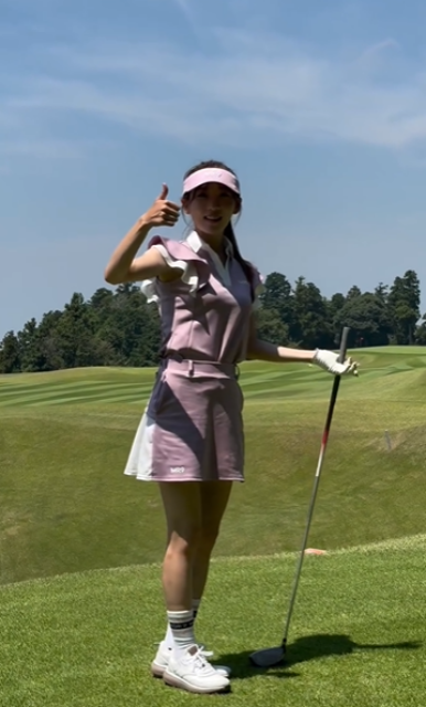 ミニスカゴルフウェアの美女スポーツインフルエンサー、ナイスショット！からのサムズアップも「どこ飛んだか見えてないww」