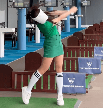 「ホヤホヤの最新版です」話題のゴルフ美女子、久方ぶりのスイング動画にファン歓喜！「まるで女子プロみたい」