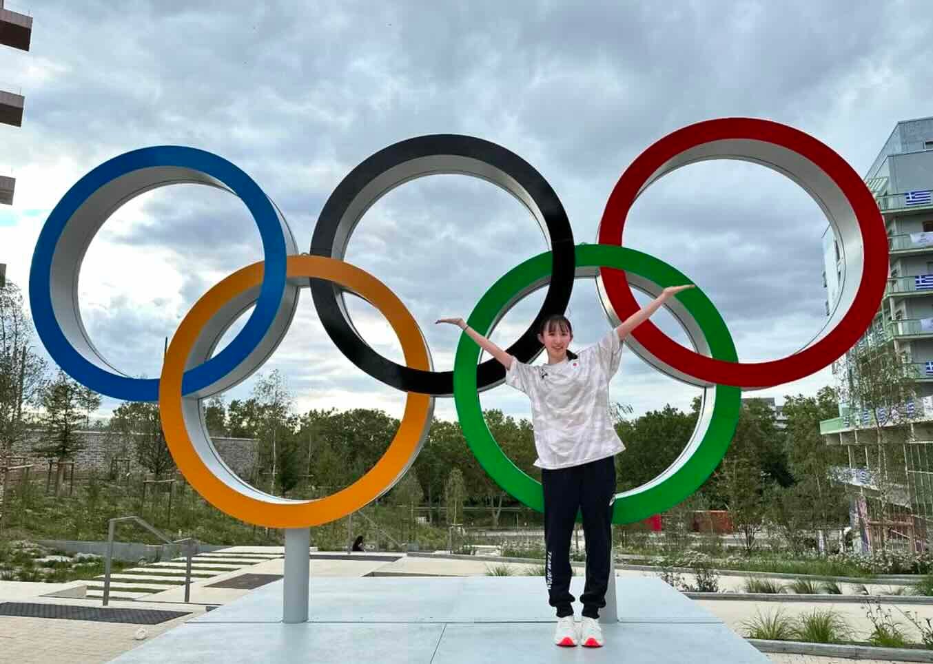 五輪オブジェへダッシュ！卓球・早田ひなが現地入り