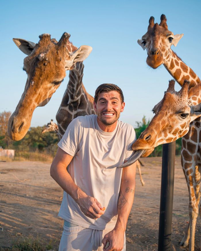 守護神クルトワの衝撃写真にチームメイトたちも爆笑