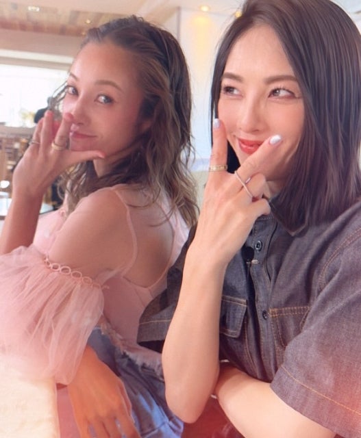 西山茉希、「裏ピースで時代を巻き戻す」。チョベリグ笑顔にフィルムカメラがうなる