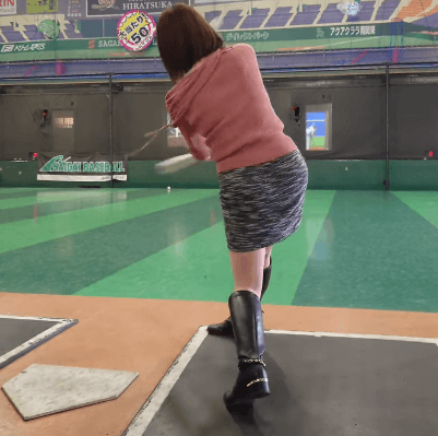 「きれいな放物線を描くホームラン！」野球美女子、キュートな姿で魅せた”バッセン・ムービー”にファン拍手喝采！