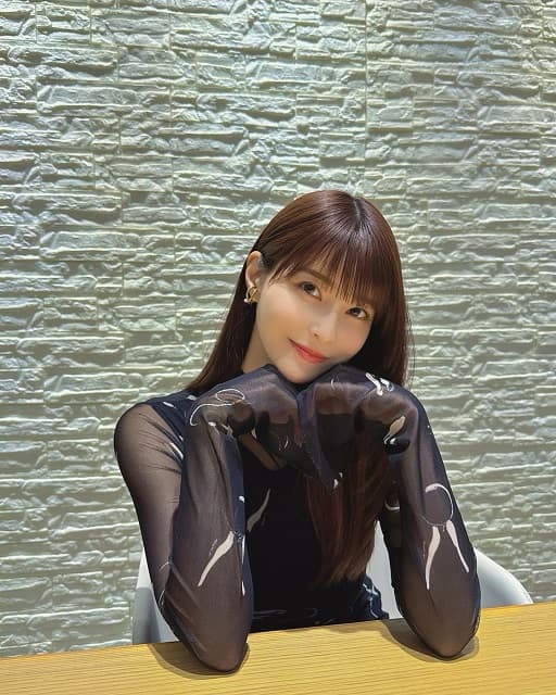 岸明日香が久々ロングヘア姿を披露!? オシャレ黒コーデ×知的メガネショットにファンメロメロ！