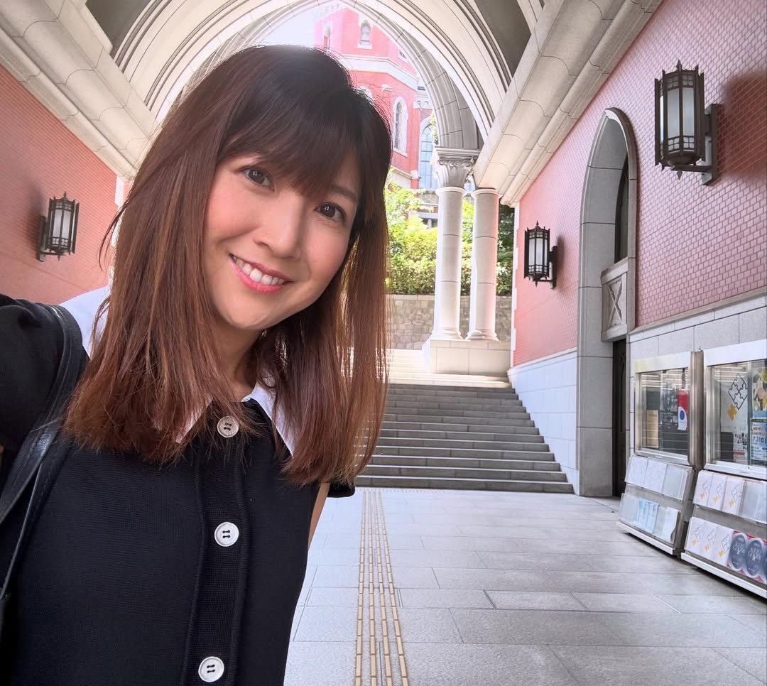 根本美緒が母校で最新ショットを披露「イベントのために来ました」