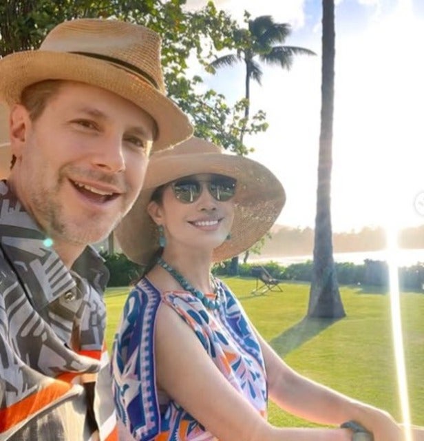 アンミカがノースショアのコテージ前のカバナでゆっくり読書＆仮眠！