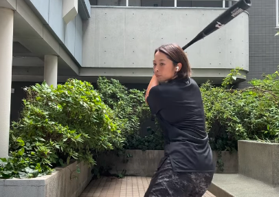 「素振り凄く早い！かわいい」野球美女子、”豪快・連続素振りムービー”を披露！クール＆キュートだとファン太鼓判