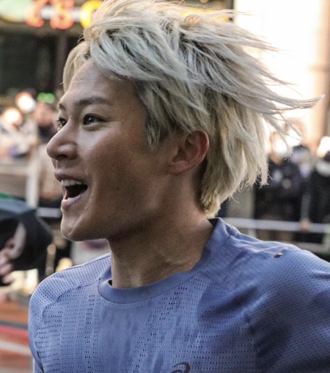 話題のインフルエンサー・三津家貴也、沿道に手を振りながら笑顔の自己ベスト！