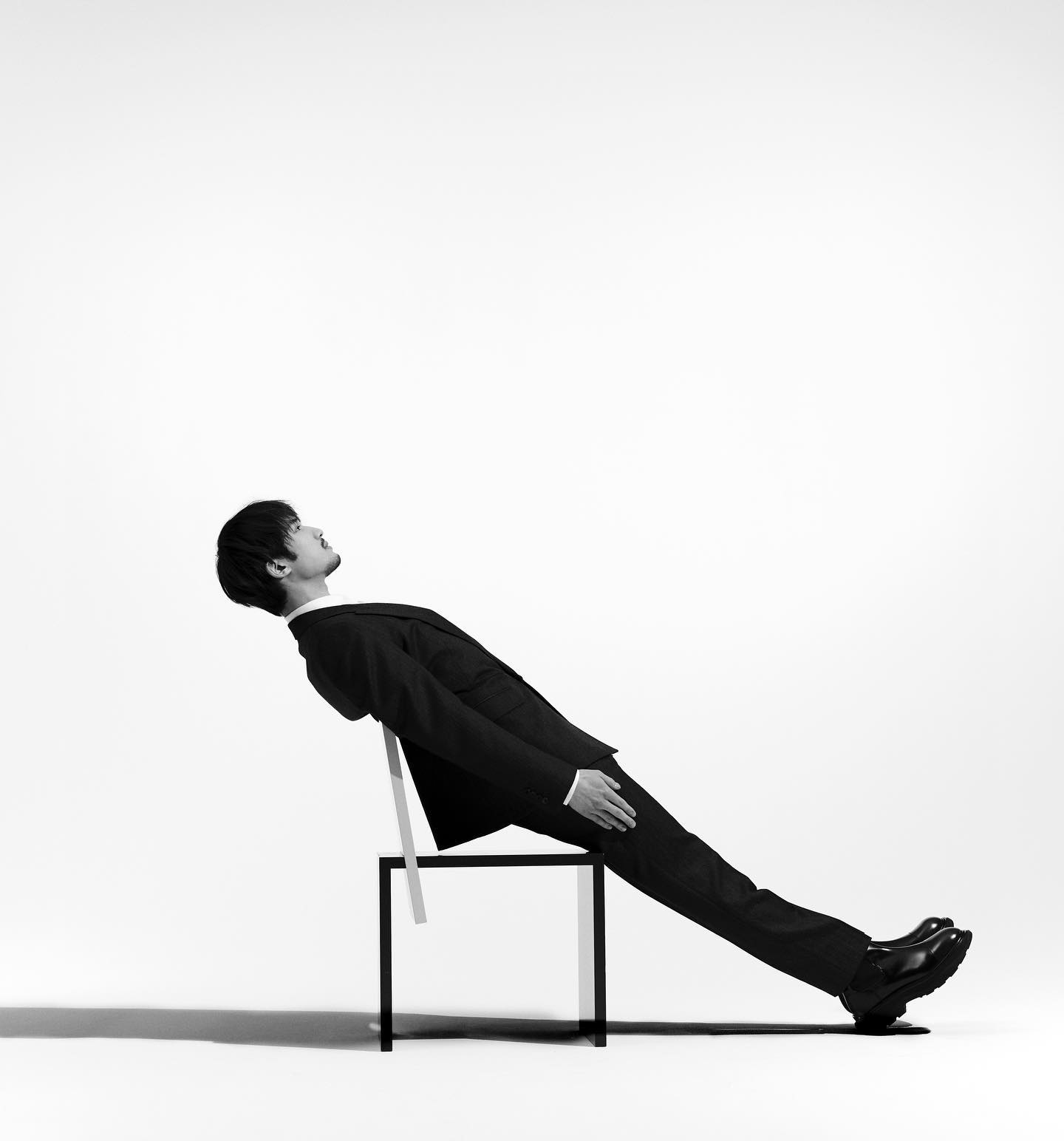 まさにトリックアート系アイドル👏スーツ姿のジェシーが時計の針に⁉️