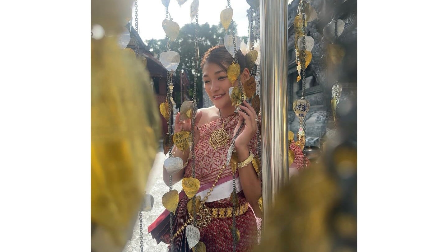 雰囲気抜群　RENAが着こなすタイ民族衣装に注目